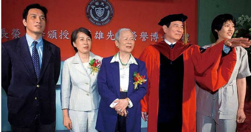 黃茂雄（右2）於2006年獲長榮大學頒授榮譽博士時，東元阿嬤林明穱（中）、妻子黃林和惠（左2）與黃育仁夫婦（左1、右1）皆出席典禮慶賀。（圖／報系資料照）