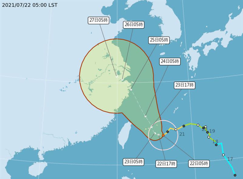 「烟花」位於台北東南東方海面，向西轉西北西緩慢移動。（圖／中央氣象局）