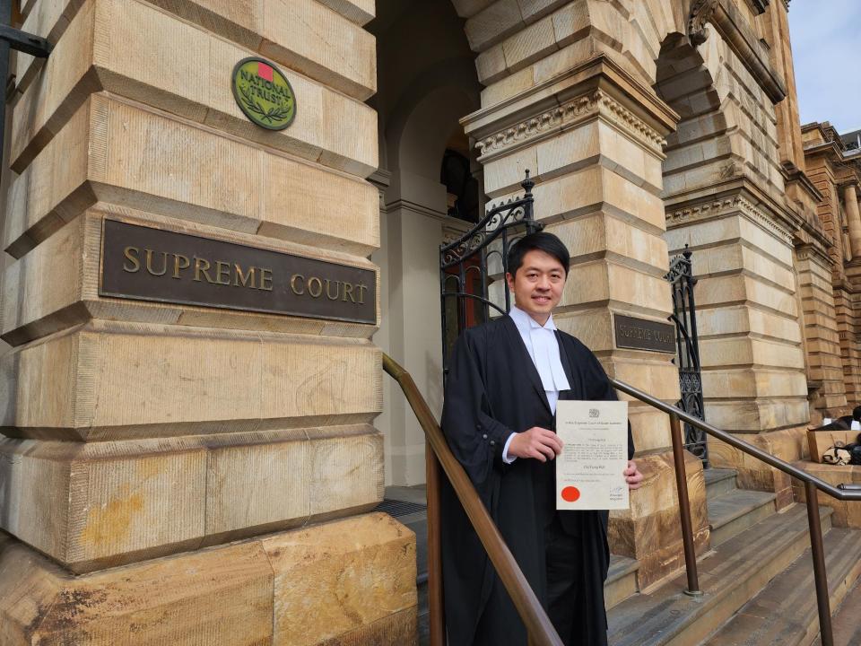 許智峯今日（21 日）在南澳洲宣誓成為律師。  （facebook 圖片）