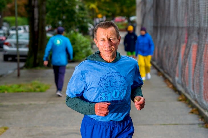 man runs in blue shirt in the middle