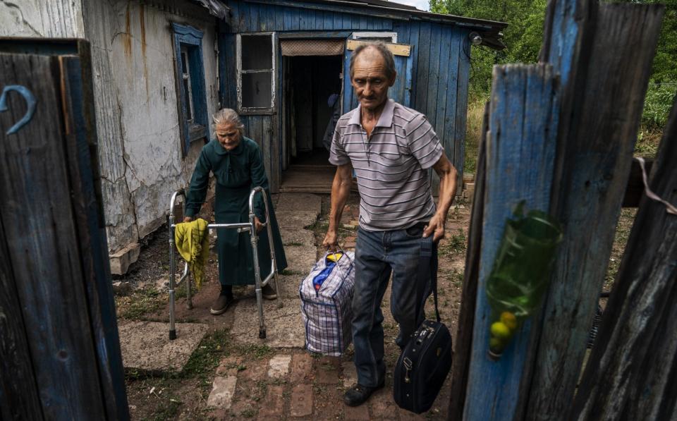 Ukrainians leave their homes in Toreskt on June 28 and migrate to safe areas with their belongings due to continued Russian attacks in eastern Ukraine