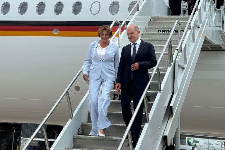 El canciller alemán, Olaf Scholz, llega a Washington con su esposa, Britta Ernst, para la cumbre de la OTAN. Michael Fischer/dpa