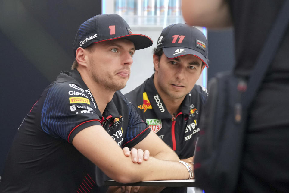 El piloto de Red Bull, Max Verstappen, izquierda, de los Países Bajos, y el piloto de Red Bull, Sergio Pérez de México, hablan en su cabina de hospitalidad antes del Gran Premio de Fórmula Uno de Japón en el Circuito de Suzuka (AP/Toru Hanai)