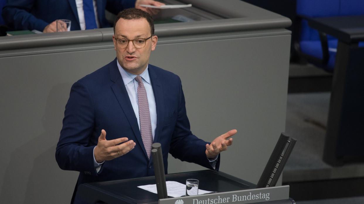 «Schnelltests kommen vor allem für Besucher, Beschäftigte, Bewohner und Patienten von Pflegeheimen und Krankenhäusern in Betracht», sagt Spahn.