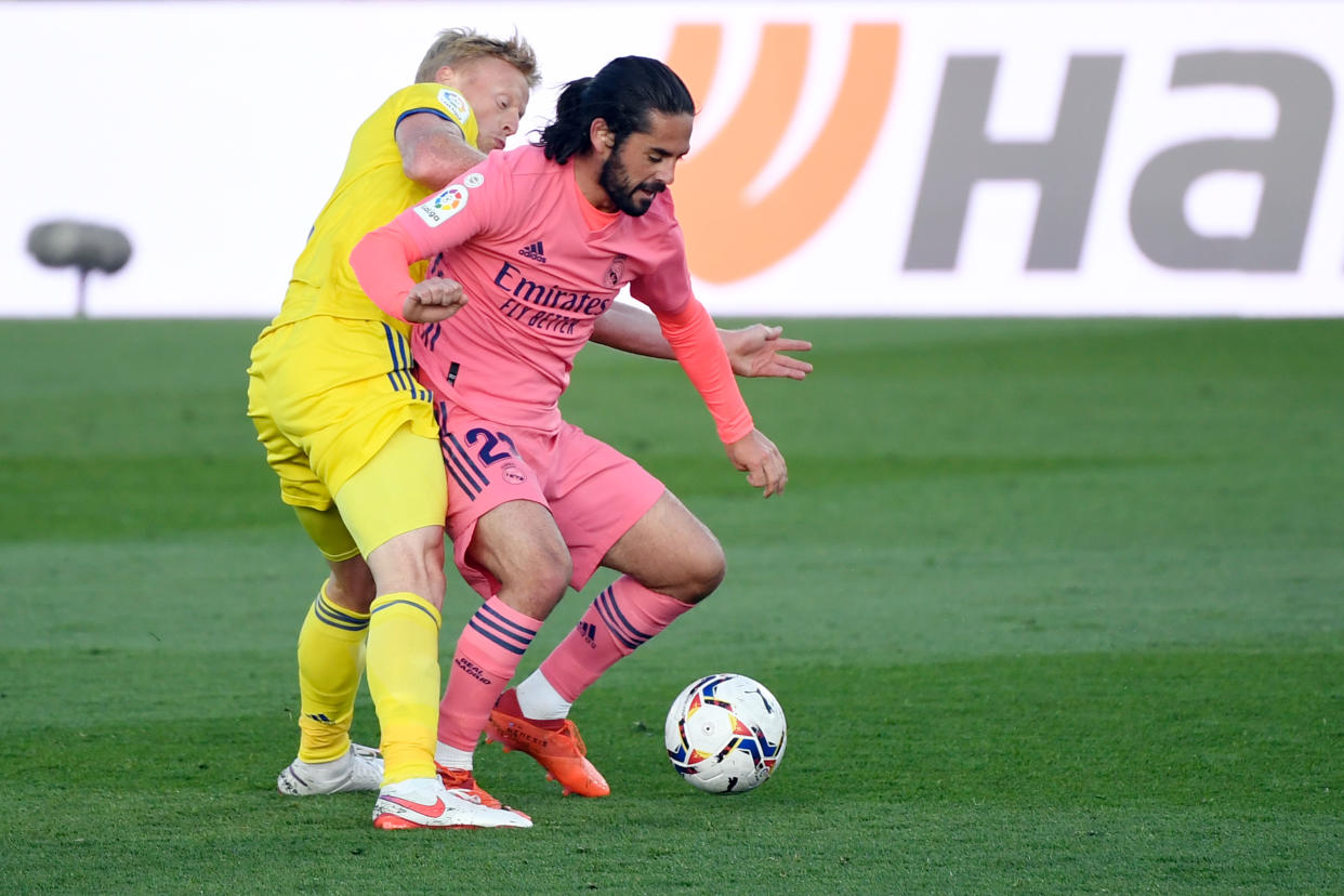 Cadiz's Danish midfielder Jens Jonsson (L) vies with Real Madrid's Spanish midfielder Isco during the Spanish League football match between Real Madrid CF and Cadiz CF at the Alfredo Di Stefano stadium in Valdebebas, northeastern Madrid, on October 17, 2020. (Photo by PIERRE-PHILIPPE MARCOU / AFP) (Photo by PIERRE-PHILIPPE MARCOU/AFP via Getty Images)