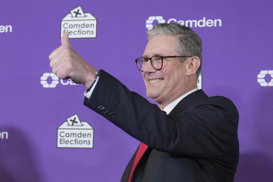 Keir Starmer, líder del Partido Laborista británico, hace una señal de triunfo a sus simpatizantes después de que fue elegido para la circunscripción electoral de Holborn y St Pancras, el viernes 5 de julio de 2024, en Londres. (AP Foto/Kin Cheung)