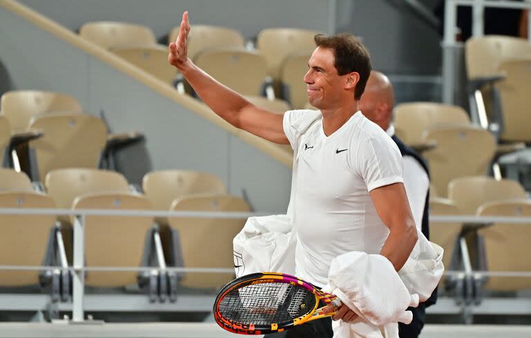 Saluda Rafael Nadal al público, que masivamente fue a verlo en su primer entrenamiento en París