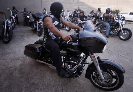 Members of the Mongols Motorcycle Club prepare to ride away from their clubhouse compound located in western Sydney November 9, 2014. REUTERS/David Gray