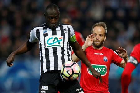 Soccer Football - SCO Angers v EA Guingamp - French Cup Semi-Final - Raymond Kopa Stadium, Angers, France - 25/04/2017. Guingamp's Etienne Didot and Angers' Cheikh Ndoye in action. REUTERS/Stephane Mahe