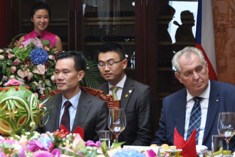捷克總統澤曼與中國華信能源公司創辦人葉簡明（資料照，AP）