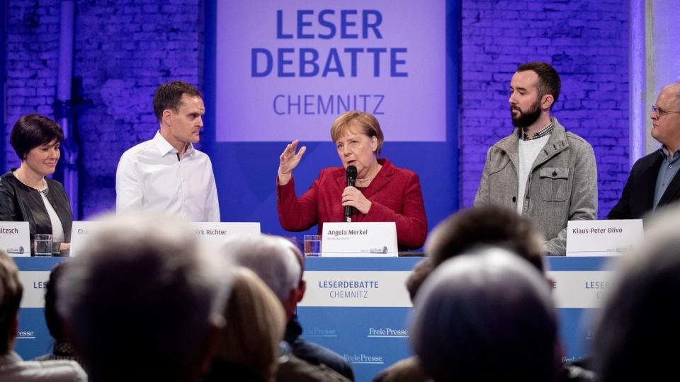 Angela Merkel spricht mit Lesern der Freien Presse Chemnitz. Foto: Kay Nietfeld/dpa-Pool