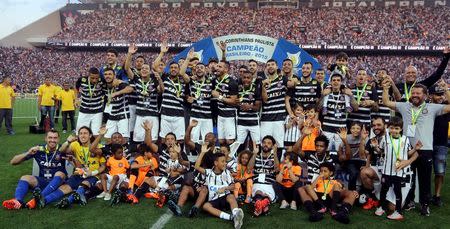 Corinthians soccer team celebrate after their Brazil Serie A championship soccer match against Sao Paulo, in Sao Paulo, Brazil, November 22, 2015. REUTERS/Paulo Whitaker