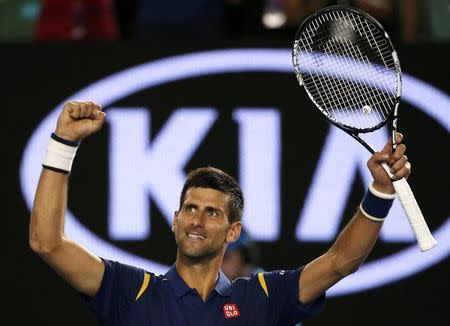 El tenista serbio Novak Djokovic celebra tras ganar su partido de cuartos de final contra el japonés Kei Nishikori, en el Abierto de Australia, en Melbourne Park, 26 de enero de 2016. El tenista serbio Novak Djokovic envió el martes una clara advertencia a sus rivales en el Abierto de Australia, al vencer con comodidad al japonés Kei Nishikori, séptimo preclasificado, para establecer una muy esperada semifinal ante Roger Federer. REUTERS/Issei Kato