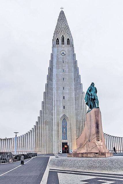 最高的Hallgrimskirkja大教堂，設計靈感來自當地六角形岩柱群與飛瀑。（楊映波攝）