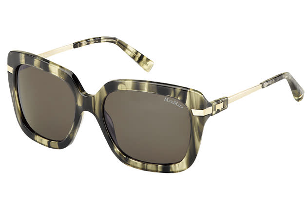 Auffällige Horn-Optik gibt es auch bei Max Mara. Extrabreiter Rahmen, extradunkle Gläser - eine Brille für eine echte Lady. Passt zu klassischen Hemdblusenkleidern, zum Trenchcoat und sieht auch zum Herbst-Look noch toll aus. Um 160 Euro.