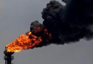 Une torchère de la raffinerie d'Etat Petroleos de Venezuela (PDVSA) à Puerto La Cruz, Etat d'Anzoategui le 4 novembre 2021 (AFP/Yuri CORTEZ)
