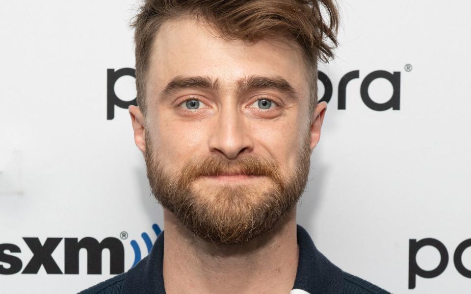 <p>Der süße kleine Harry, er ist nur noch eine blasse Erinnerung, wenn man Daniel Radcliffe heute sieht. Der Star der "Harry Potter"-Reihe hat aber auch viel dafür getan, das Zauberlehrlings-Image loszuwerden - man denke etwa an seinen dämonischen Auftritt in "Horns" oder den Indie-Film "Swiss Army Man", in dem er zum menschlichen Taschenmesser wurde. (Bild: Getty Images/Noam Galai)</p> 