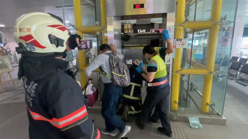 彰化員林火車站月台電梯卡在1、2樓之間，消防人員到場協助旅客脫困。(圖／翻攝畫面)