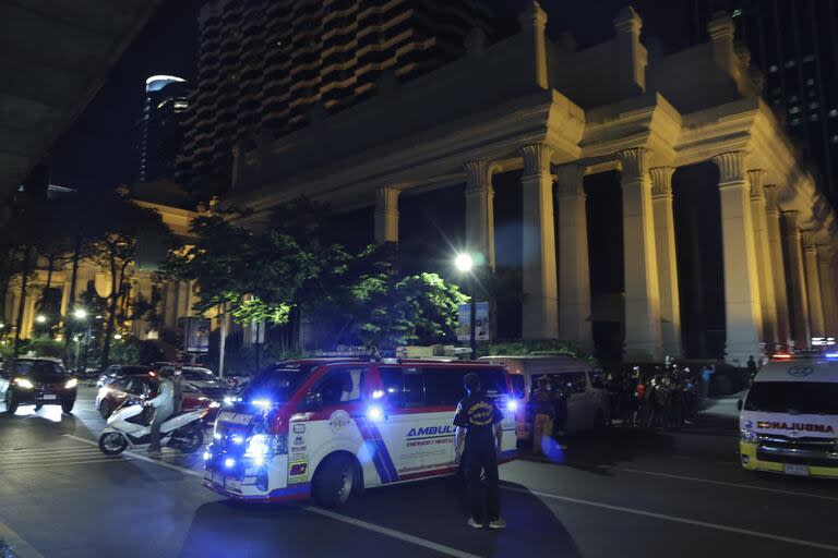 Una ambulancia se sienta fuera del hotel Grand Hyatt Erawan al hospital Chulalongkorn en Bangkok, Tailandia, martes, 16 de julio de 2024. La policía dice que los cuerpos de seis personas fueron encontrados en el hotel de lujo en el centro de Bangkok.