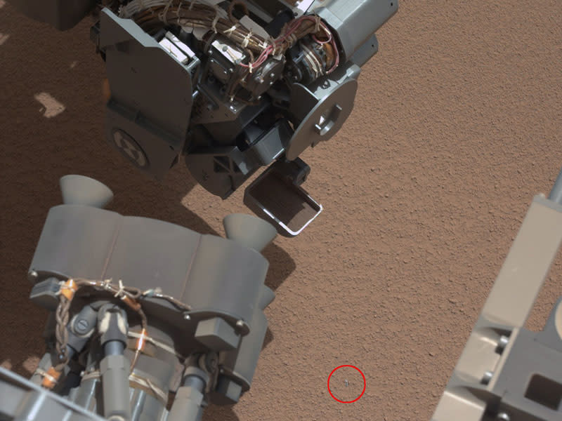 La sonda Curiosity halló un objeto brillante en la superficie marciana durante su primera excavación. Según la NASA, el objeto pudiera tratarse de la pieza de otra nave robot, pero aún no se ha confirmado su origen. (NASA/JPL-Caltech/MSSS)