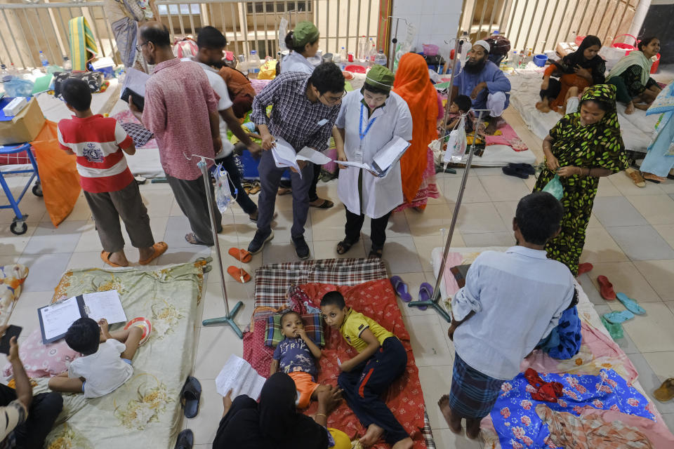 Paramedics attend to dengue patients at Mugda Medical College and Hospital in Dhaka, Bangladesh, Thursday, Aug. 10, 2023. (AP Photo/Mahmud Hossain Opu)