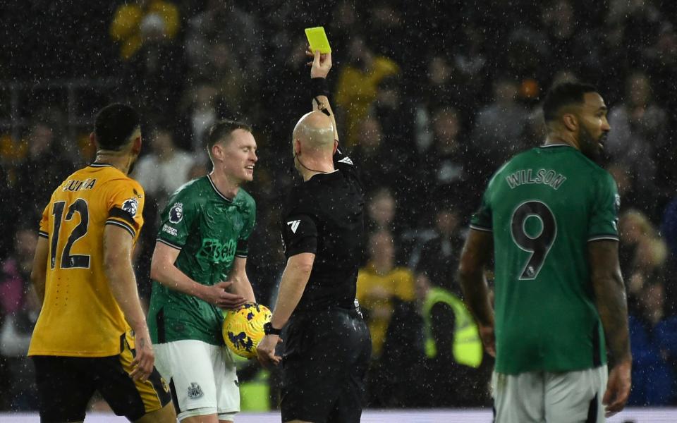 Howard Webb zwingt Schiedsrichter, Premier-League-Spieler zu bestrafen, die imaginäre Karten schwenken