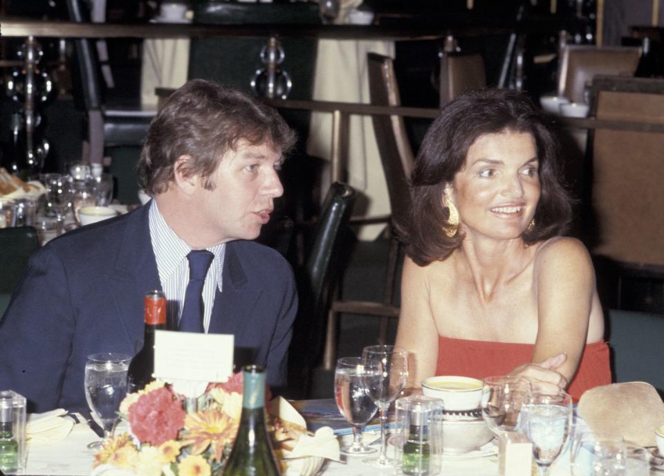 <span class="caption">Jackie Kennedy and her friend—and Cape Cod houseguest—Pete Hamill at Tavern on the Green in New York City, 1977.</span><span class="photo-credit">Ron Galella - Getty Images</span>