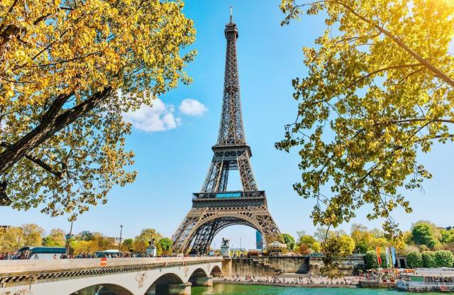 Paris : une réplique miniature de la tour Eiffel construite au pied de la  Dame de fer - Le Parisien