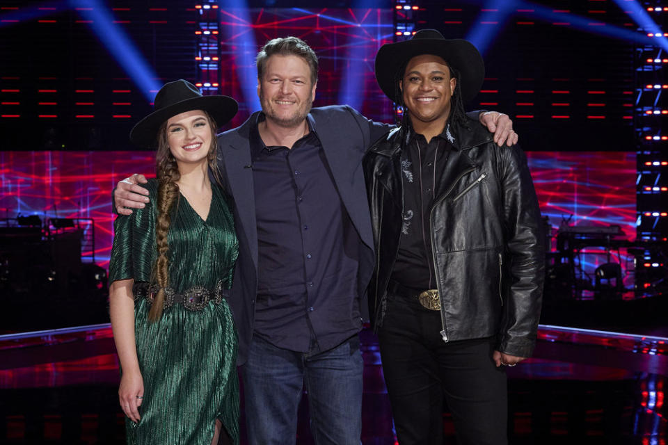 Blake Shelton with his two handpicked 'The Voice' Season 23 semifinalists, Grace West and NOIVAS. (Photo: Trae Patton/NBC)