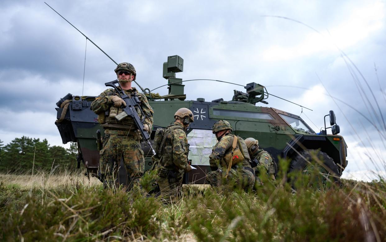 Soldaten der Bundeswehr vom Aufklärungslehrbataillon 3 "Lüneburg" während einer Übung. - Copyright: picture alliance/dpa | Philipp Schulze