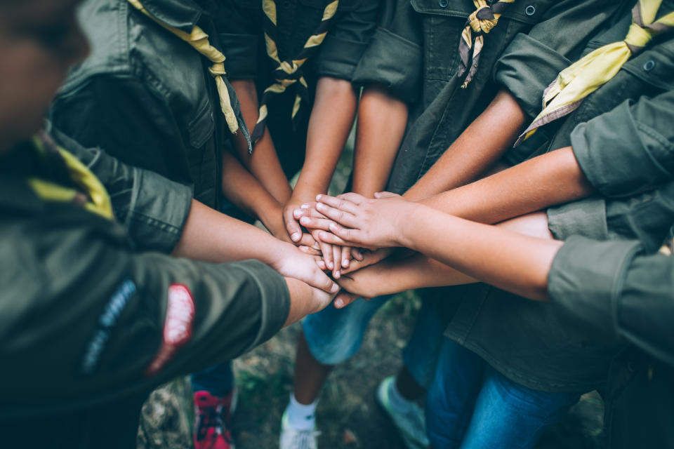 Gemeinsam sammeln Pfadfinderinnen der Truppen 2757 und 2933 Spenden für einen gemeinnützigen Verein. (Symbolbild: Getty Images)