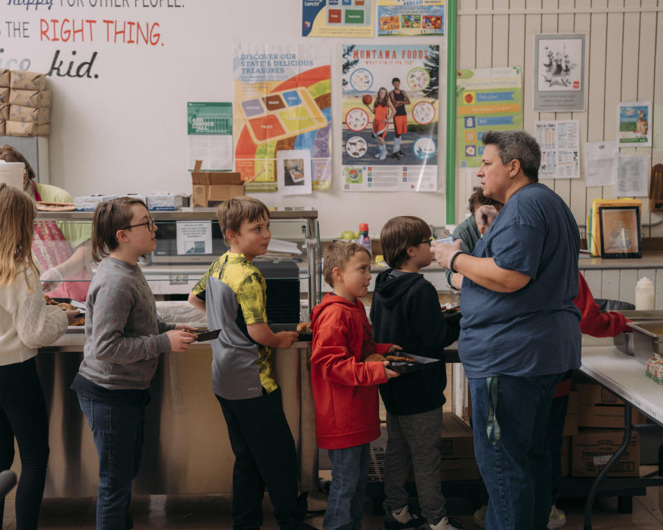 La fila del almuerzo caliente en la escuela Whittier Elementary de Butte, Montana, el 20 de marzo de 2024. (Will Warasila/The New York Times)