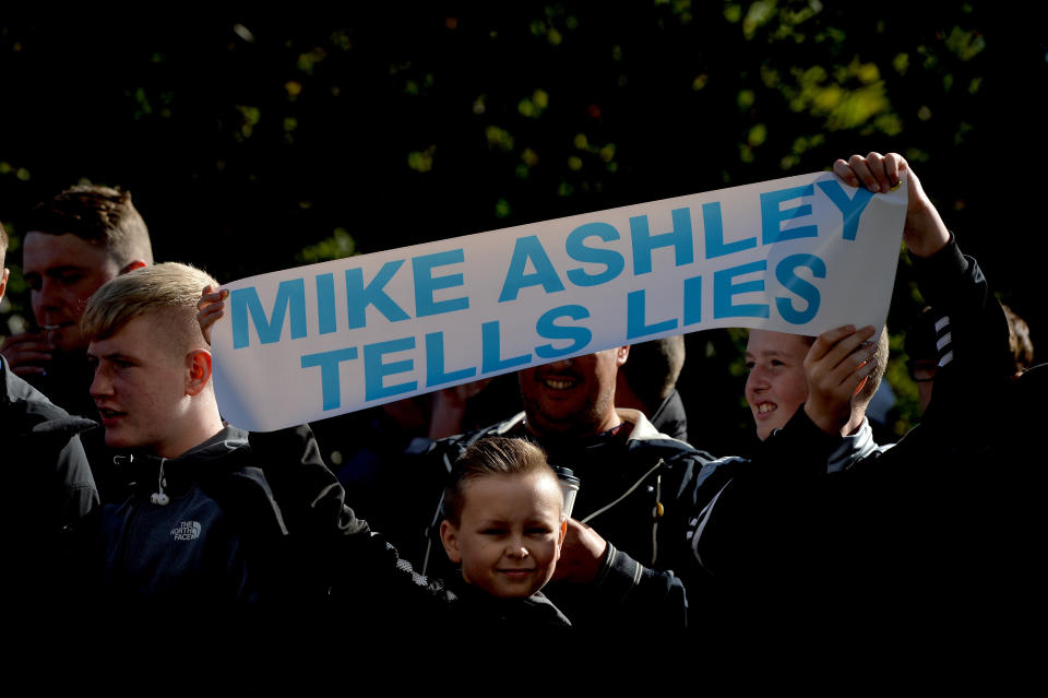 NEWCASTLE UPON TYNE, ENGLAND - SEPTEMBER 29:  Newcastle United fans protest against chairman Mike Ashley outside the stadium prior to the Premier League match between Newcastle United and Leicester City at St. James Park on September 29, 2018 in Newcastle upon Tyne, United Kingdom.  (Photo by Mark Runnacles/Getty Images)