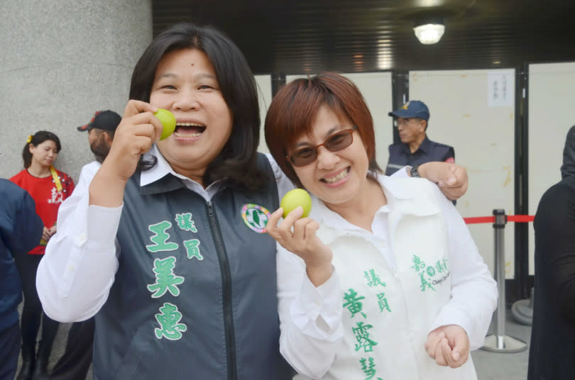   2017年時任嘉義市議員的王美惠（左）與同黨的黃露慧（右）情誼融洽，一同出席試吃活動，鼓勵民眾支持本土水果。（圖／報系資料照）