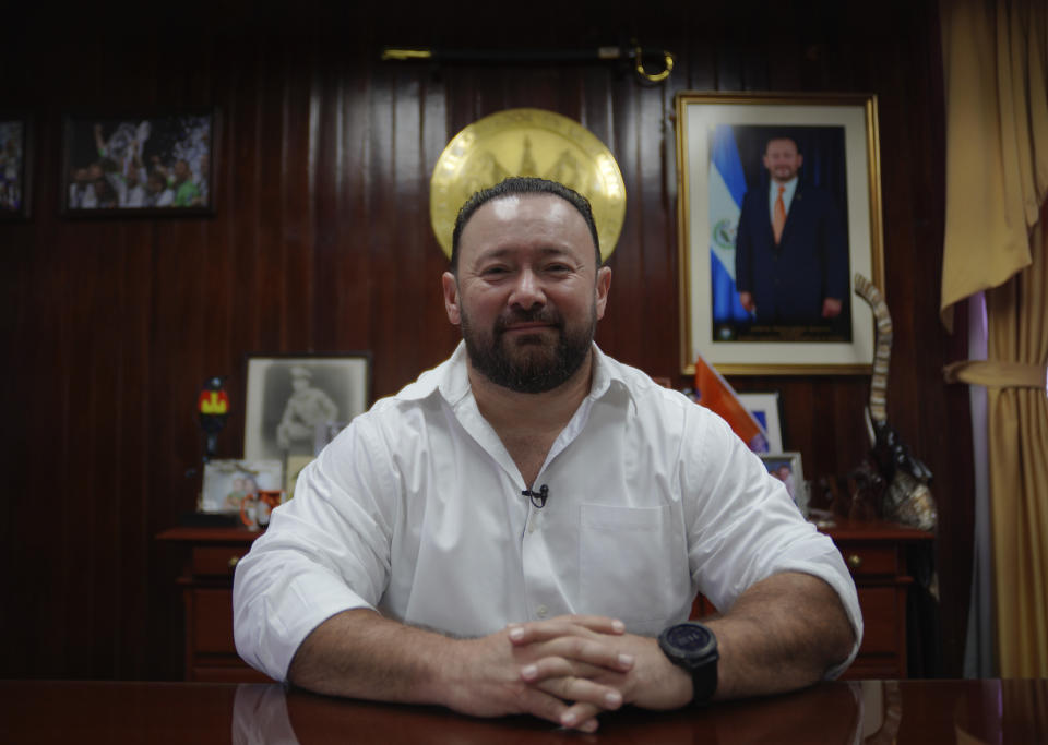 El legislador salvadoreño Guillermo Galleros posa para una foto en su oficina de San Salvador el 16 de mayo del 2022. Gallegos dice que permitir el aborto iría en contra de las creencias de la mayoría de los salvadoreños. (AP Photo/Jessie Wardarski)