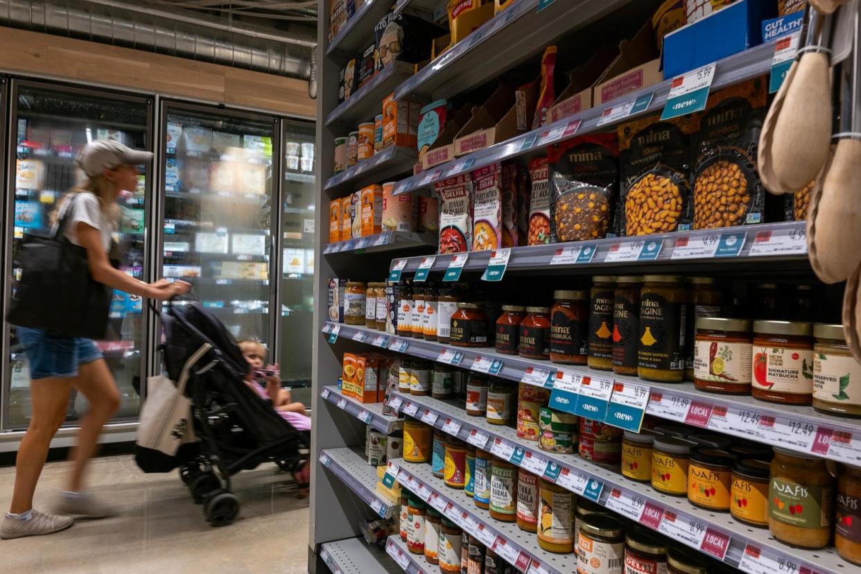 PHOTO: People shop at a grocery store, Aug. 14, 2024, in New York. (Spencer Platt/Getty Images)