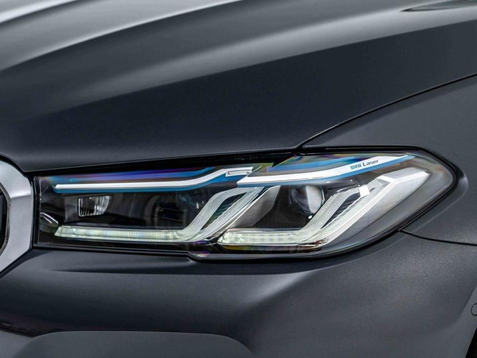 銳利的L型光條與全新設計的湛藍色智慧雷射頭燈(含Glare-free光型變化功能)，讓BMW M5出場氣勢凌人。