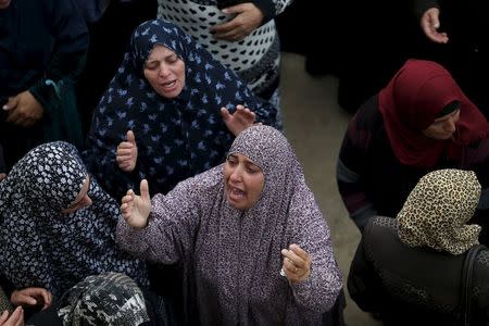 Relatives of Palestinian Yehia Taha, who medics said was killed by Israeli troops during clashes, mourn during his funeral in the West Bank village of Qatnna, near Jerusalem November 26, 2015. REUTERS/Mohamad Torokman