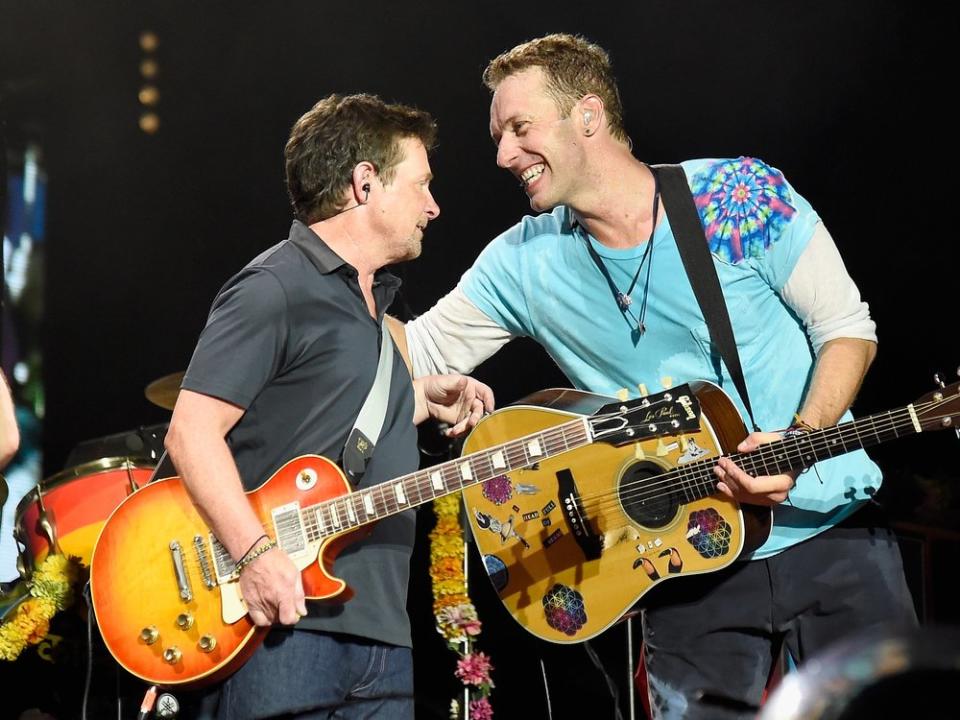 Michael J. Fox stand bereits 2016 mit Chris Martin bei einem Coldplay-Konzert auf der Bühne. (Bild: Kevin Mazur/Getty Images for Atlantic Records)
