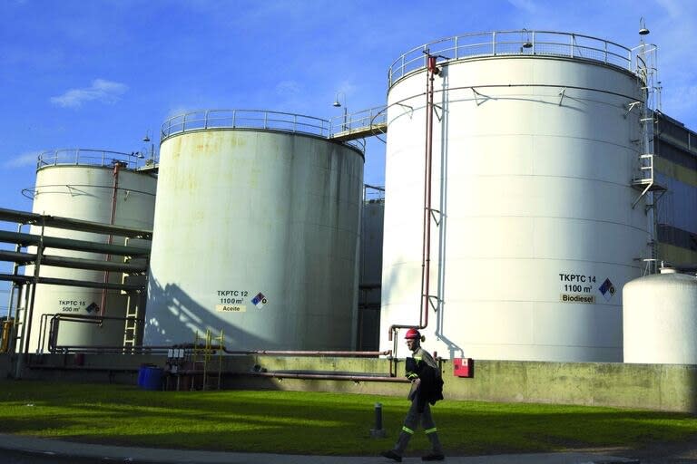 View of storage tanks at the industrial complex of the Louis Dreyfus Company in General Lagos, Santa Fe province, Argentina on September 13, 2017. 
After a stoppage of one month, Argentina's biodiesel exports restart with the European market, Spain in particular, as buyer. Argentina can produce 4.5 million tons of vegetal oil --the base for biodiesel, used mainly in cars-- per year, from which one million for the local market.  / AFP PHOTO / EITAN ABRAMOVIC