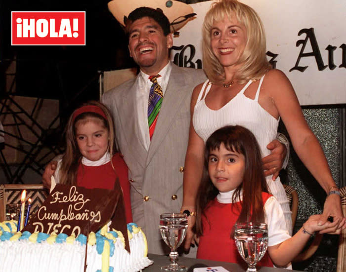 Maradona con su primera mujer y sus dos hijas