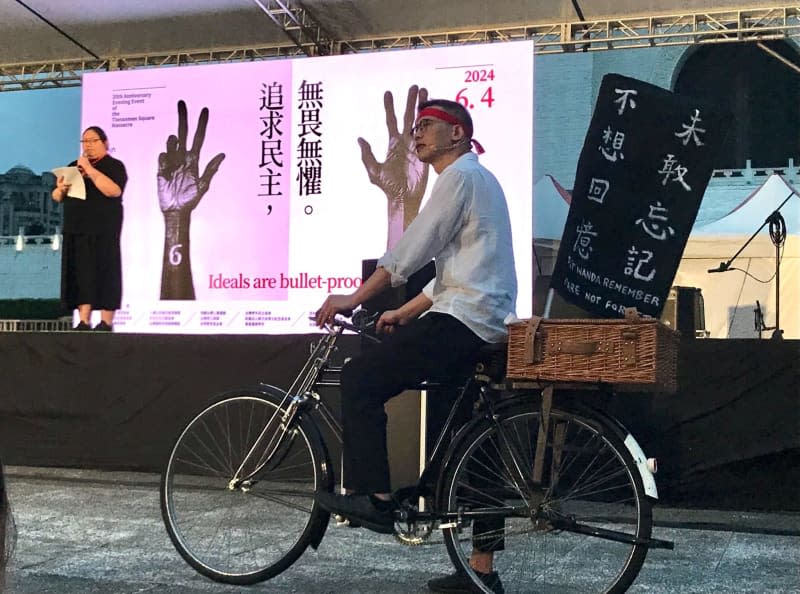 A man on a bicycle takes part in a demonstration. More than 1,000 people gathered in Taiwan's capital Taipei on Tuesday to commemorate the victims of the violent crackdown on pro-democracy protests in Tiananmen Square in 1989 and to call on the regime in Beijing to stop trampling on human rights. Yu-Tzu Chiu/dpa