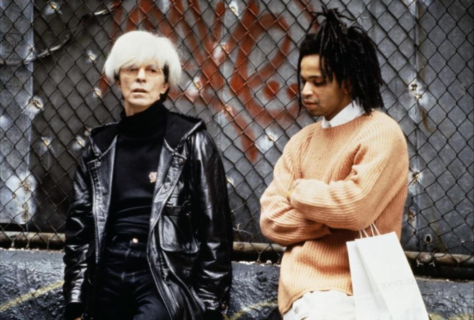 ‘Basquiat - Traços de Uma Vida’ (1996) conta a trajetória do pintor haitiano radicado em Nova York, de temperamento difícil e estilo único. O protagonista é vivido por Jeffrey Wright (de ‘Jogos Vorazes’) e Andy Warhol, seu mentor, é feito pela lenda David Bowie.