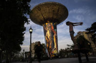 Un tanque de agua se eleva sobre la plaza pública del pueblo en Monte Grande, Argentina, el viernes 28 de octubre de 2022. (AP Foto/Rodrigo Abd)