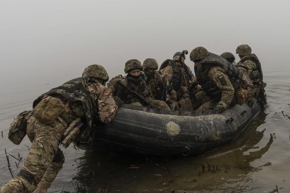 Eine Gruppe ukrainischer Marinesoldaten segelt im Oktober vom Ufer des Dnipro an der Frontlinie in der Nähe von Cherson, Ukraine. - Copyright: picture alliance / ASSOCIATED PRESS | Alex Babenko