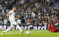 Karim Benzema del Real Madrid anotar un gol ante la mirada de David Alaba del Bayern Munich en las semifinales de la Liga de Campeones el miércoles 23 de abril de 2014. (AP Foto/Paul White)