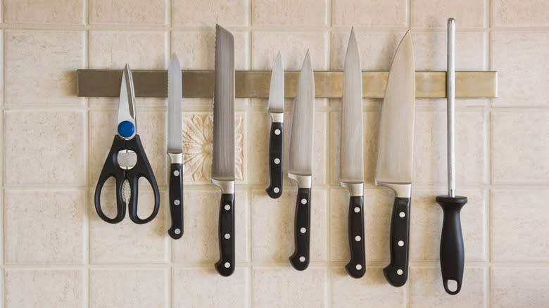 kitchen knives on wall