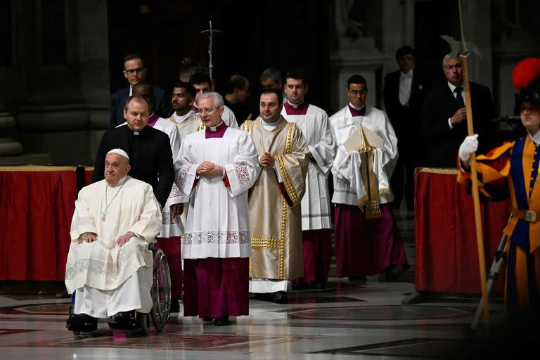 Francisco, en la Basílica de San Pedro. (Filippo MONTEFORTE / AFP)