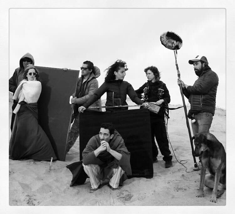 <p>El elenco, integrado por Lopilato, Bustos, Guillermo Francella y Juan Minujín, entre otros, se trasladó a una playa para grabar las últimas escenas del esperado filme. – Foto: <em><a rel="nofollow noopener" href="https://twitter.com/amalzo" target="_blank" data-ylk="slk:Twitter/amalzo;elm:context_link;itc:0;sec:content-canvas" class="link ">Twitter/amalzo</a></em> </p>