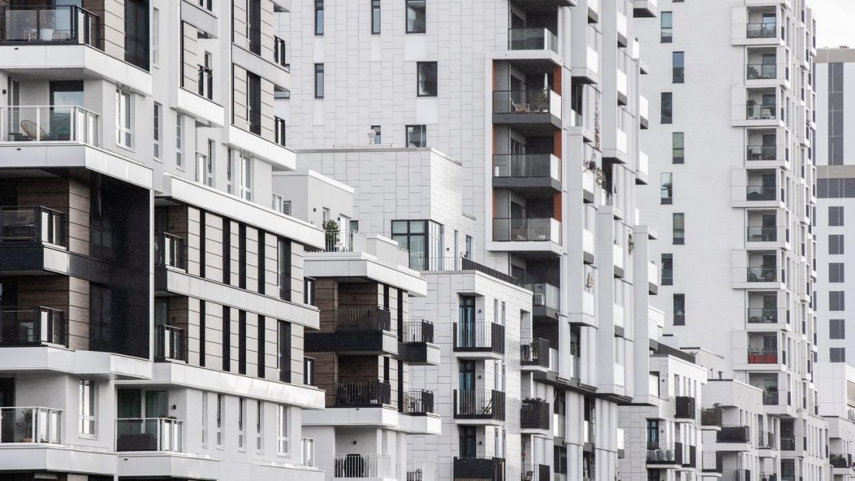 Blick in eine Straße in Düsseldorf mit Wohnhäusern. Teure Mieten und hohe Wohnungspreise machen vielen Verbrauchern in Deutschland schwer zu schaffen.